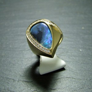 18ct Yellow Gold Opal Dress Ring